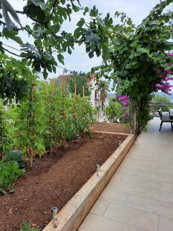 Half Of House To Rent - Family Zelenika Apartment Trogir 0*,